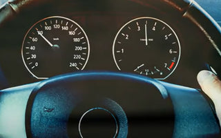 Due mani sul volante