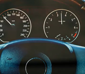 Due mani sul volante