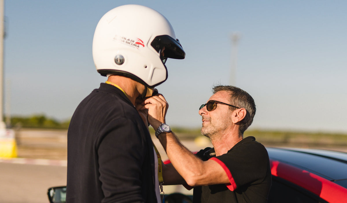 Il casco te lo allacciamo noi